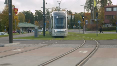El-Nuevo-Tranvía-De-Cercanías-Proporciona-Transporte-Público-Entre-Helsinki-Y-Espoo.