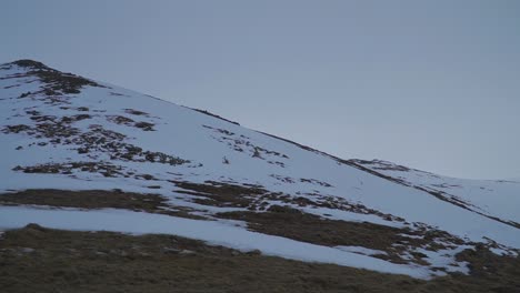 Morgenblick-Auf-Einen-Schneebedeckten-Bergrücken-In-Rumänien