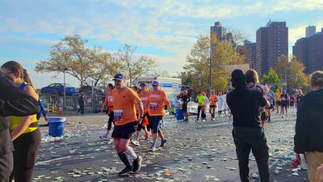 Totale-Aufnahme-Von-Läufern,-Die-Beim-NYC-Marathon-2023-Die-Trinkstation-Verlassen