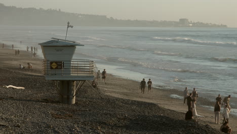 Eine-Belebte-Strandszene-In-Torrey-Pines-In-Der-Nähe-Von-San-Diego,-Kalifornien