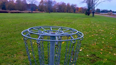 Tilt-Down-Medium-Shot-of-a-Disc-Golf-Basket