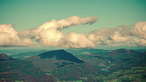 Wolkenlandschaft-Im-Zeitraffer-über-Der-Malerischen-Landschaft-Österreichs