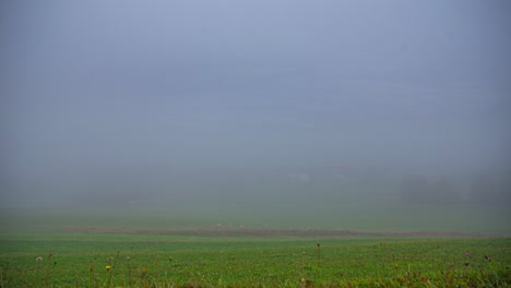 Der-Nebel-Löst-Sich-Auf,-Während-Die-Morgensonne-über-Die-Landschaft-Österreichs-Scheint---Zeitraffer