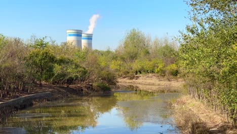 Rauch-Aus-Kühltürmen-Von-Industriekraftwerken-Verursacht-Verschmutzung-Durch-Flussabflüsse