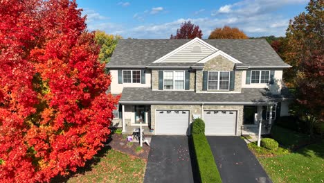 Amerikanisches-Haus-Mit-Leuchtend-Rotem-Baum-Im-Herbst
