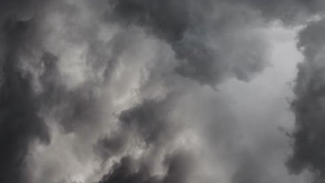 Elektrische-Atmosphäre-Aus-Gewittern-Und-Dunklen-Wolken