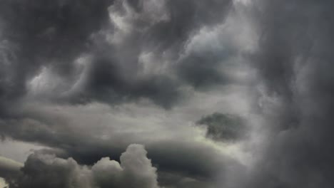 Blick-Auf-Die-Erkundung-Der-Schönheit-Von-Gewittern-In-Den-Dunklen-Wolken