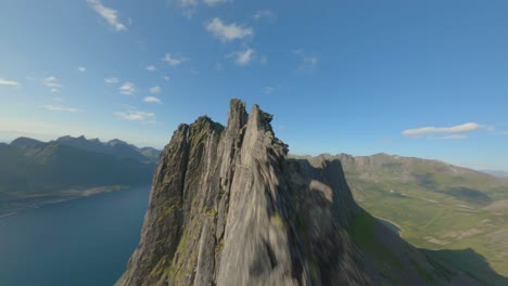 Dynamischer-FPV-Flug-über-Den-Gipfel-Des-Senja-Gebirges-Mit-Tal-Und-Sonnenlicht-In-Norwegen