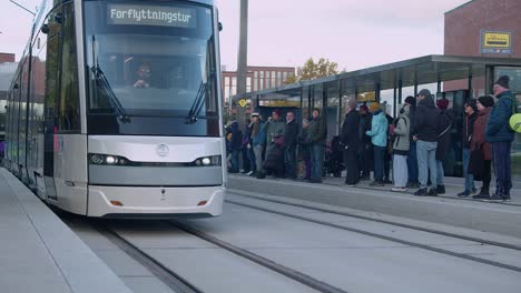 Bright,-clean-commuter-train-arrives-at-Helsinki-street-tram-platform