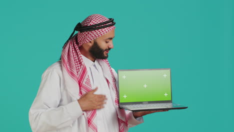 Islamischer-Typ-Präsentiert-Greenscreen-Auf-Dem-PC