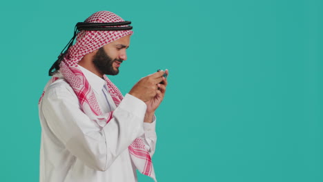 Arabischer-Mann,-Der-Lustige-Mobile-Videospiele-Spielt