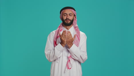 Islamischer-Mann,-Der-Im-Studio-Zu-Allah-Betet