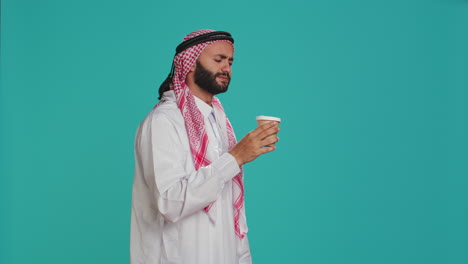 Muslimischer-Erwachsener-Serviert-Kaffeetasse