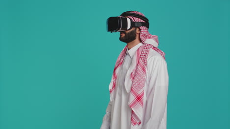 Mann-Aus-Dem-Nahen-Osten,-Der-Eine-VR-Brille-Benutzt
