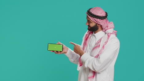 Muslim-model-with-greenscreen-layout