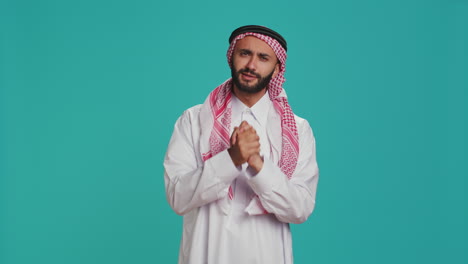 Hombre-árabe-Esperanzado-Rogando