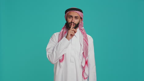 Arabischer-Mann-Macht-Schweigezeichen-Mit-Dem-Finger