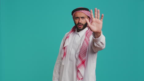 Hombre-Musulmán-Mostrando-El-Símbolo-De-Stop