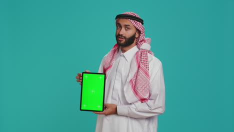 Arab-person-shows-greenscreen-display