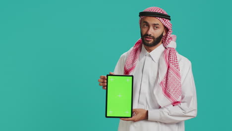Arabischer-Typ-Präsentiert-Greenscreen-Display