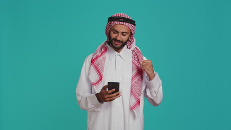 Persona-Musulmana-Que-Tiene-Un-Teléfono-Inteligente-En-Las-Manos