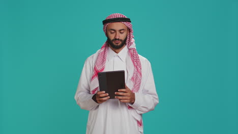 Hombre-Del-Medio-Oriente-Comprobando-Tableta