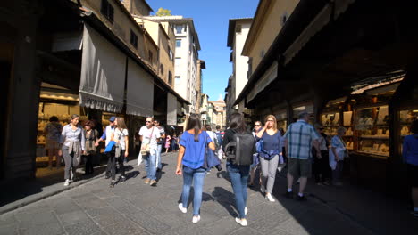Spaziergang-Auf-Der-Brücke-Ponte-Vecchio-In-Florenz,-Italien