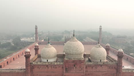 Vista-Aérea-De-La-Mezquita-Badshahi-En-Lahore,-Pakistán,-A-Través-Del-Aire-Brumoso-Y-Smog.