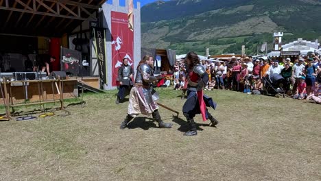 Una-Escena-De-Lucha-Con-Armas-Realizada-Por-Burdyri,-Un-Equipo-Profesional-De-Espada-Y-Combate-Escénico,-Durante-Los-Juegos-Medievales-Del-Tirol-Del-Sur-2023