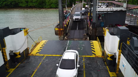 El-Ferry-Para-Vehículos-Desde-La-Isla-De-Koh-Lanta-Yai,-Tailandia.