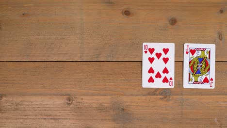 Spielen-Sie-Poker-Auf-Dem-Tisch-Und-Gewinnen-Sie-Mit-Glück-Einen-Royal-Flush-Mit-Herzen