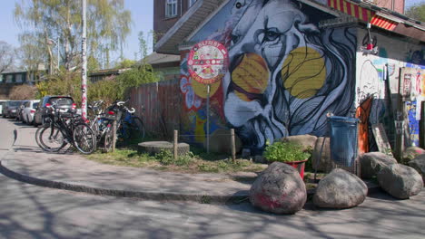 Urbane-Straßenkunst-Und-Fahrräder-An-Einem-Sonnigen-Tag-In-Der-Nähe-Der-Pulsierenden-Und-Symbolträchtigen-Freistadt-Christiania-In-Kopenhagen