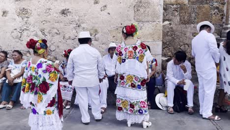 Menschen,-Die-Im-Urlaub-Traditionelle-Yucatan-Kleidung-Tragen-Und-Sich-Auf-Den-Tanz-Vorbereiten