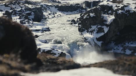 Mächtiger-Geitafoss-Wasserfall-Flussabwärts-In-Einem-Extrem-Turbulenten-Fluss