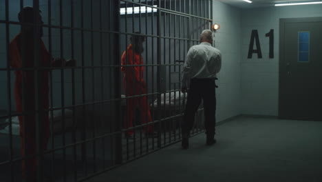 Gefängnisbeamter-Mit-Polizeiknüppel-Beobachtet-Kriminelle-In-Gefängniszellen