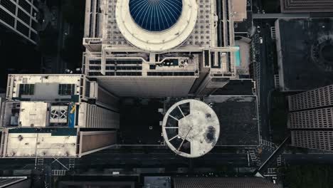 Toma-Cinematográfica-De-Un-Dron-Que-Revela-El-Rascacielos-De-Atlanta-Truist-Plaza