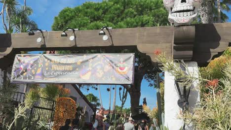 Altstadt-Von-San-Diego-Am-Dia-De-Los-Muertos,-Zeit-Mit-Festlicher-Stimmung,-Menschenmassen-Tanzen-Und-Genießen-Das-Farbenfrohe-Festival