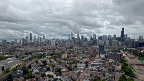 Aerial-tracking-shot-overlooking-the-River-West-district,-gloomy-day-in-Chicago