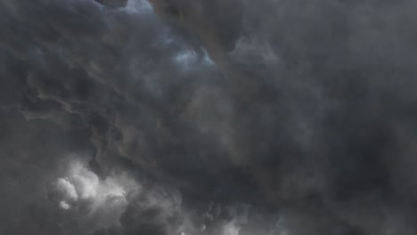 Dunkle-Wolken-Blitzten-über-Den-Dunklen-Himmel
