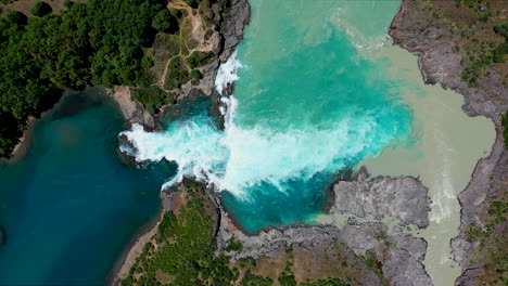 Vogelperspektive,-Statischer-Wasserfall,-Rio-Baker-Chili-Aisen,-Carretera-Australe,-Blaues-Und-Braunes-Abschaumwasser,-Umgeben-Von-Wald
