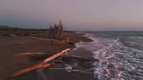Holztipi-Am-Meer-An-Einem-Naturstrand-Bei-Sonnenuntergang