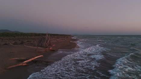 Holztipi-In-Zeitlupe-An-Einem-Natürlichen-Strand-Bei-Sonnenuntergang