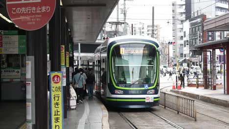 Los-Viajeros-Abordan-El-Tranvía-Green-Mover-Max-En-La-Salida-Sur-De-La-Estación-De-Hiroshima.