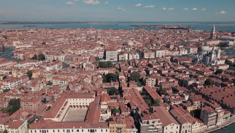 Drone-Aéreo-Envolvente-Del-Puente-De-La-Academia-Venecia-Central-Mediodía-Hermosa-Arquitectura-Y-Colores-De-La-Ciudad-Muchos-Barcos-Y-Yates