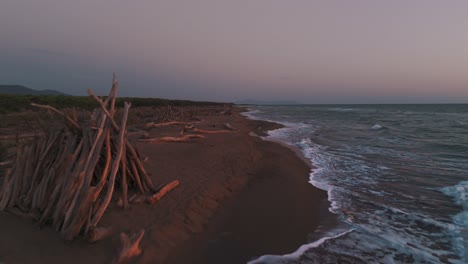 Holztipi-An-Einem-Natürlichen-Strand-Bei-Sonnenuntergang