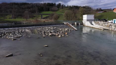 Una-Toma-De-Aproximación-Con-Un-Dron-De-Una-Central-Hidroeléctrica-En-La-Tierra-Azul-De-Baviera,-Alemania