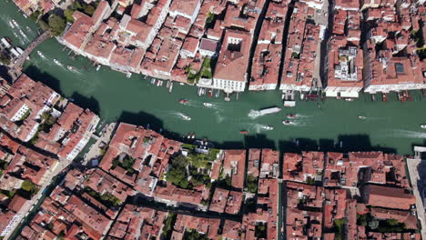 Timelapse-Aéreo-De-Drones-Del-Concurrido-Y-Hermoso-Canal-De-Venecia-Con-Mucho-Tráfico-De-Barcos-Y-Peatones-Caminando-Por-Canales-Y-Callejones