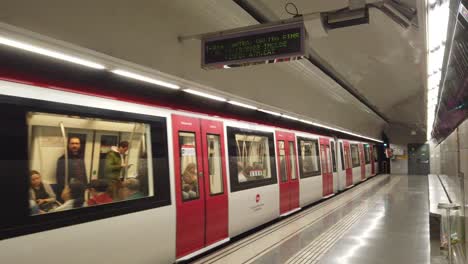 Menschen-Reisen-Im-U-Bahn-Zug-Von-Barcelona,-Der-Von-Der-U-Bahn-Station-Abfährt