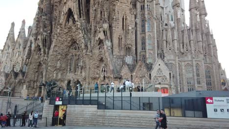 Touristen-Und-Einheimische-Spazieren-Durch-Die-Kirche-Sagrada-Familia-In-Barcelona,-Spanien