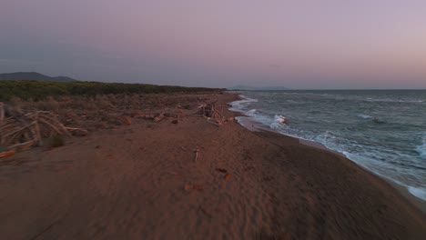 Holztipi-An-Einem-Natürlichen-Strand-Bei-Sonnenuntergang